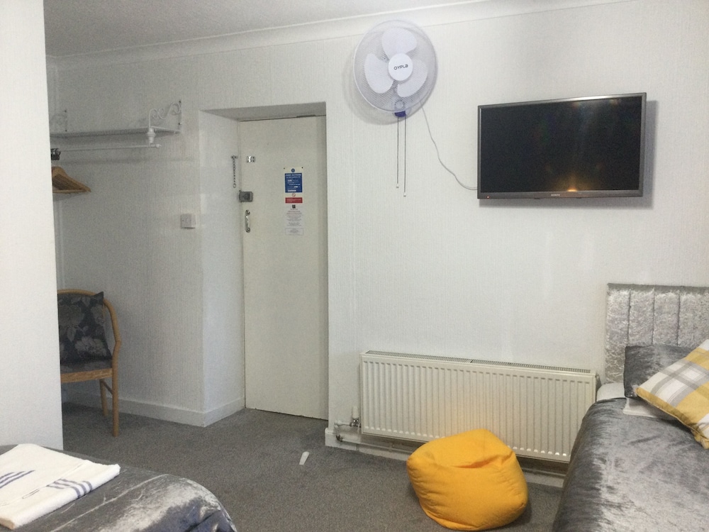 Lower Ground Floor Street Facing Triple Room photo 3
