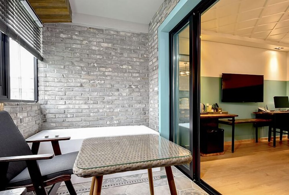 Deluxe Twin Room (Netflix - Use personal account) photo 3