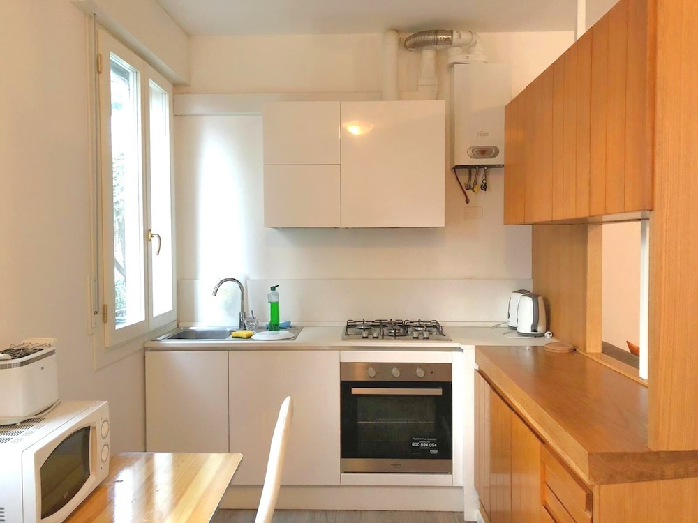 Suite, Ensuite photo 2