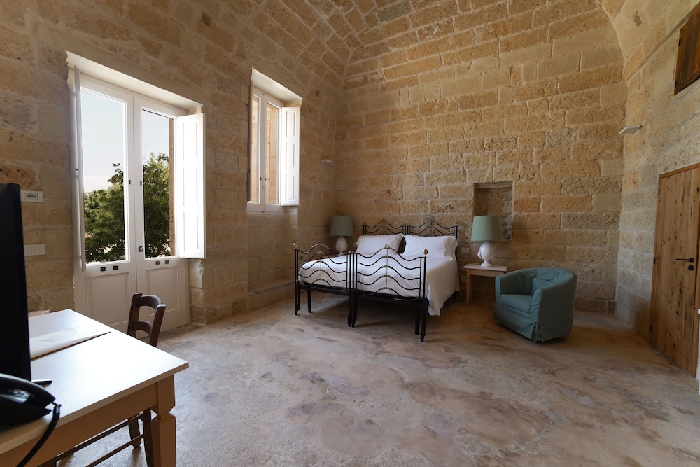 Suite - Photo 1
