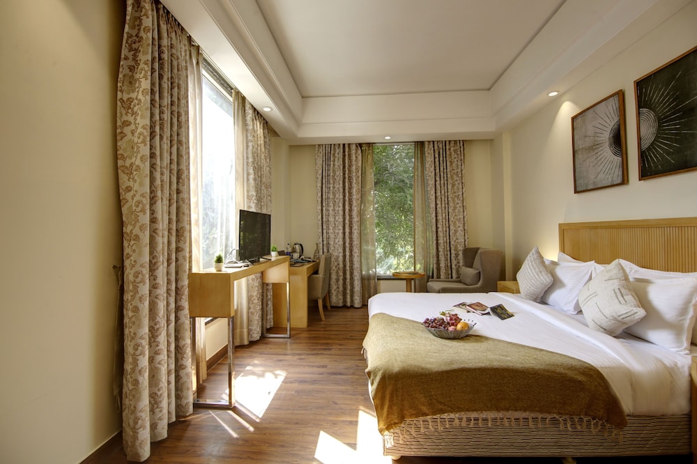 Suite with City View - Photo 11