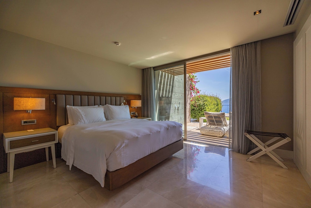 Deluxe Room, 1 King Bed, Balcony, Sea View thumbnail 5