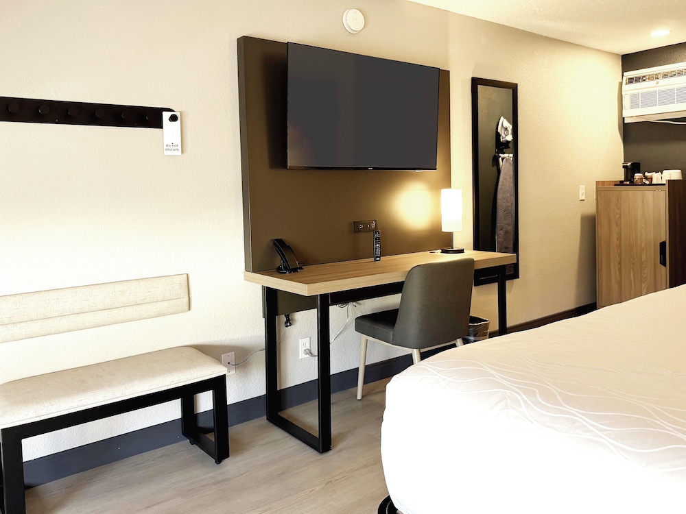 Classic Room, 2 Queen Beds, Courtyard View photo 2