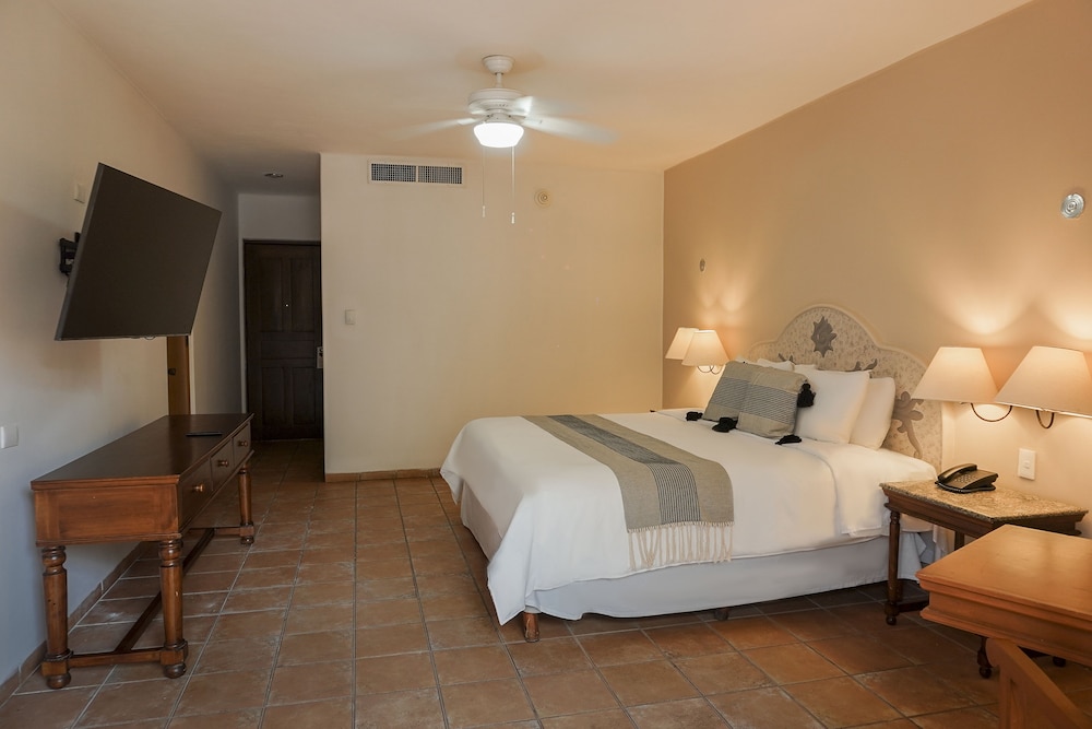 Standard Room, 1 King Bed, Garden View photo 3