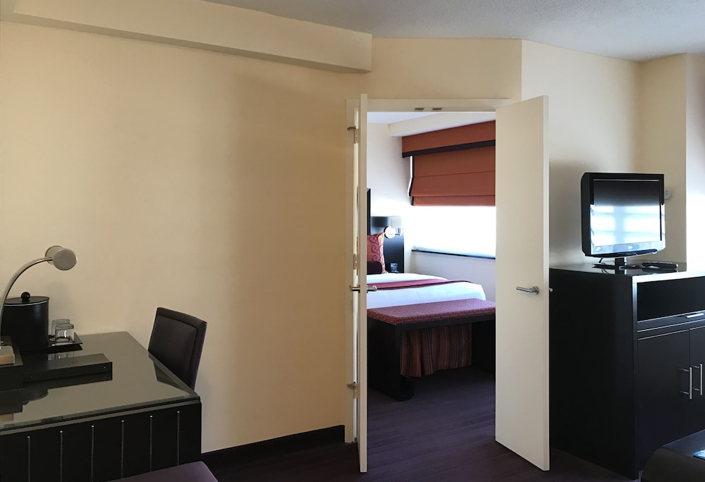 Junior Suite, 1 Queen Bed - Photo 1