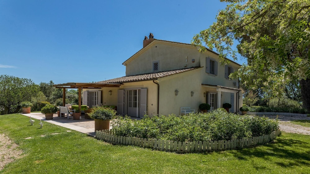 Villa photo 2