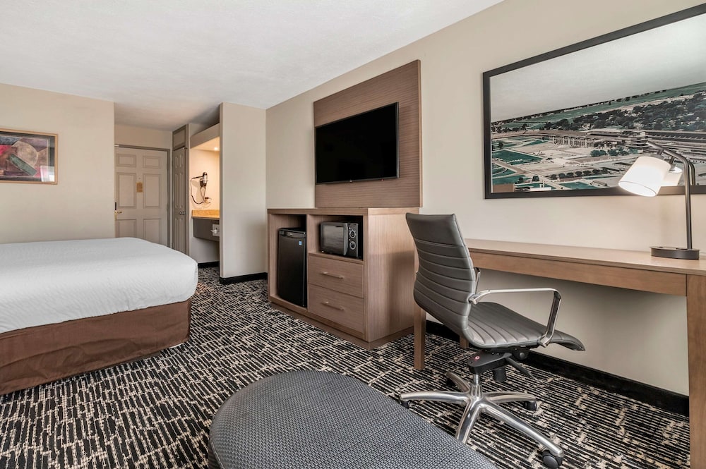 Standard Room, 1 King Bed, Non Smoking - Photo 8