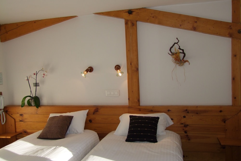 Comfort Room, 1 Queen Bed, Non Smoking, Mountain View Comfort Room, 1 Queen Bed, Non Smoking, Mountain View