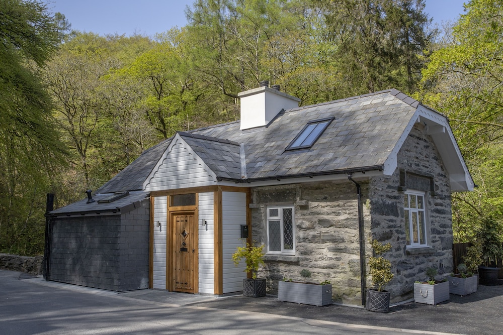 Gatekeepers Cottage 2 Bedrooms with Hot Tub