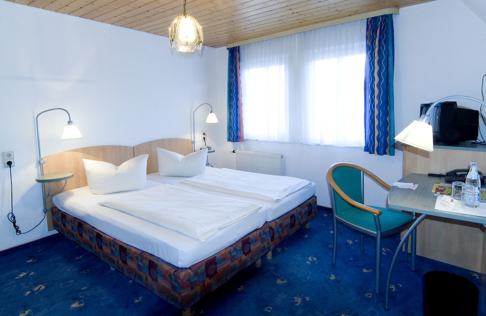 Standard Single Room, 1 Queen Bed photo 3