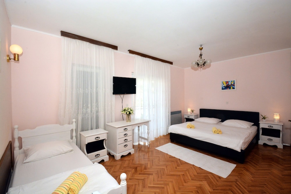 Classic Triple Room, Garden View