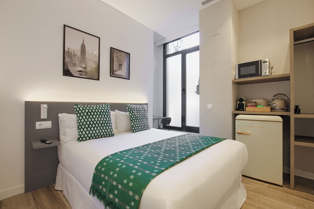 Room, 1 Queen Bed, Ground Floor