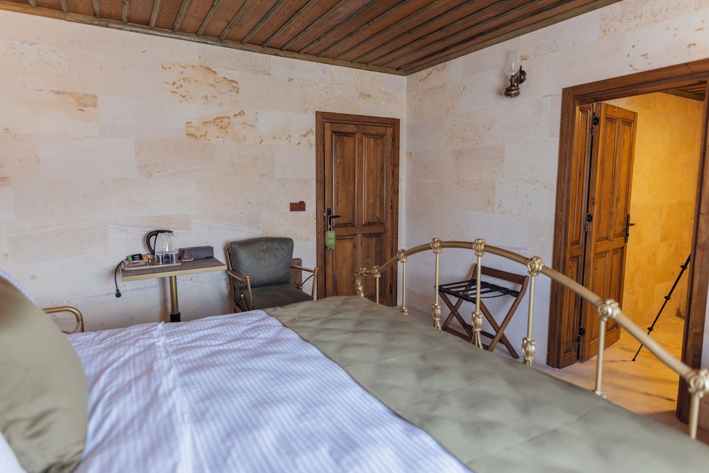 Classic Room, 1 King Bed, Housekeeping, Garden View photo 2