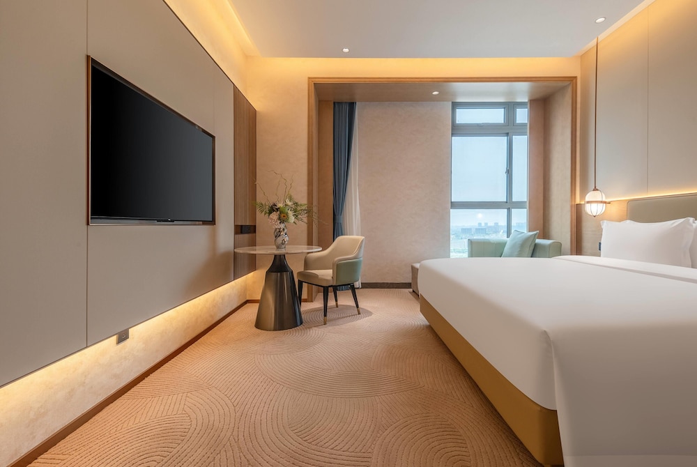 Suite, 1 King Bed, Non Smoking (Sky View)
