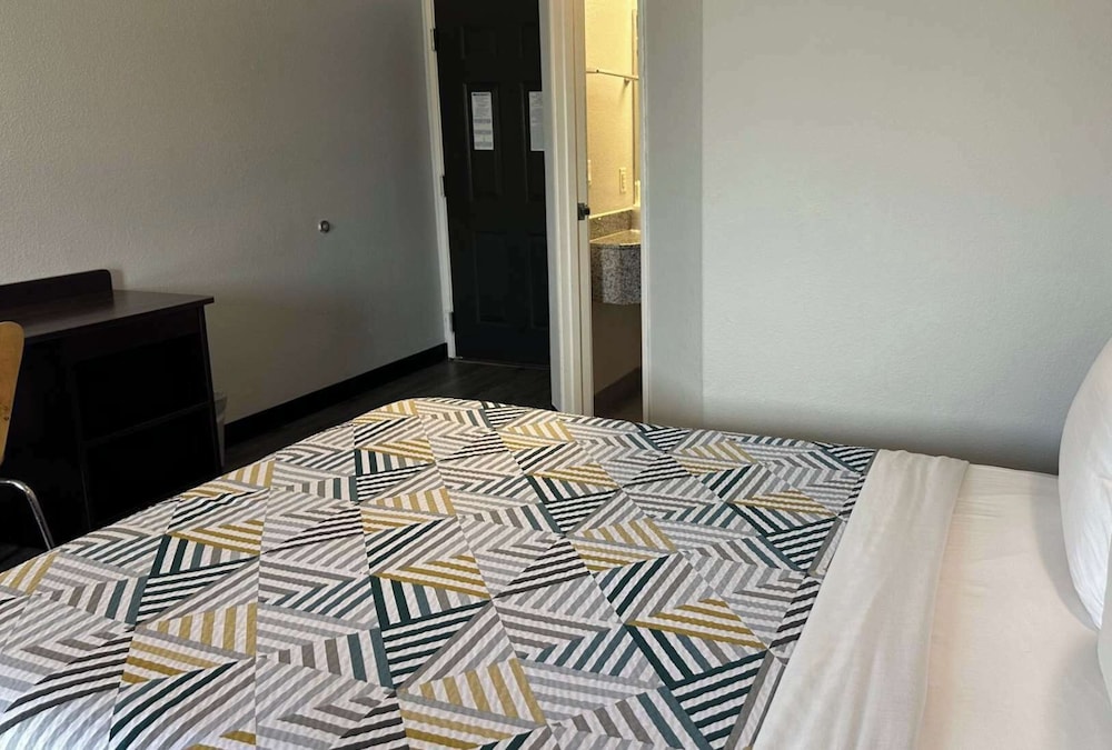 Deluxe Suite, 1 Queen Bed, Non Smoking, Kitchenette photo 3