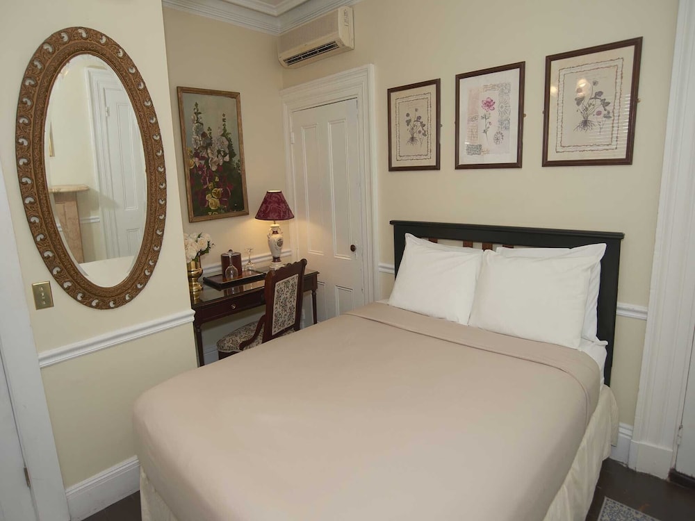 Standard Double Room, Ensuite (The Inn 2 Queen (no pets))