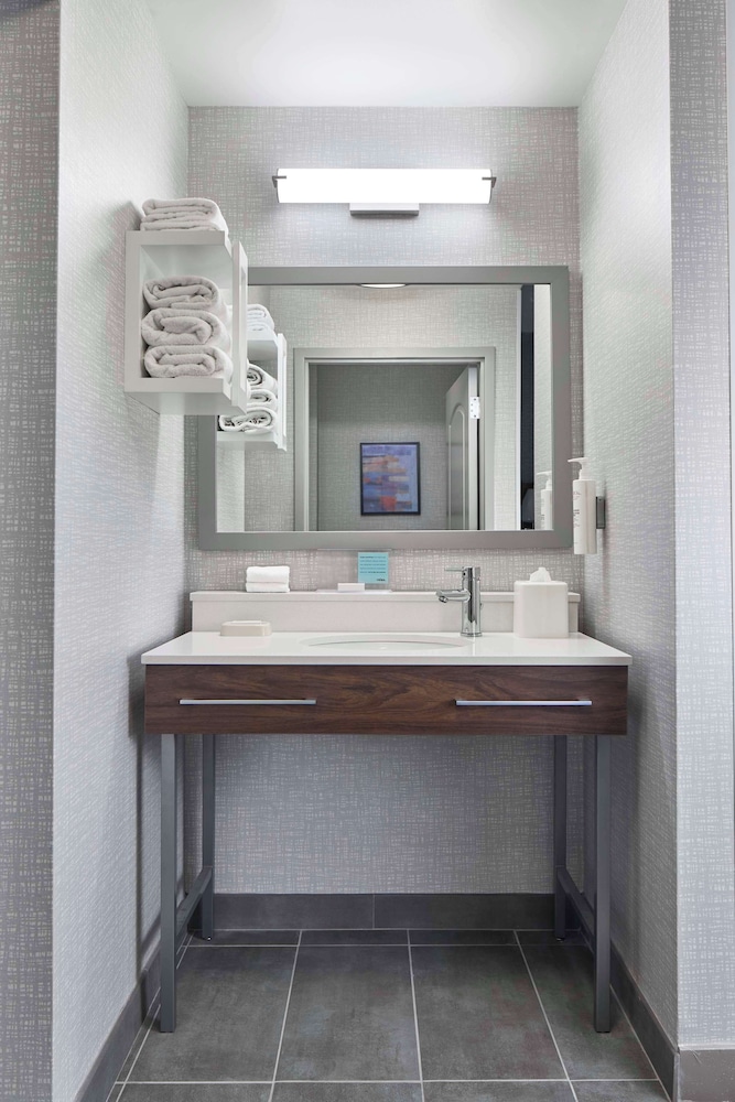 Suite, 1 King Bed, Accessible, Bathtub (Mobility & Hearing) - Photo 8