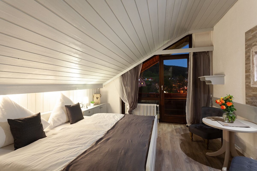Economy Room, 1 Queen Bed, Non Smoking, Mountain View photo 2