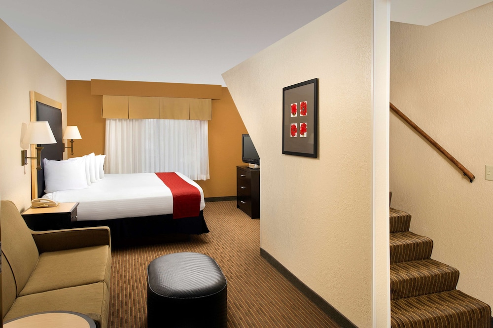 Suite, Multiple Beds, Non Smoking, Refrigerator & Microwave (with Sofabed) photo 1