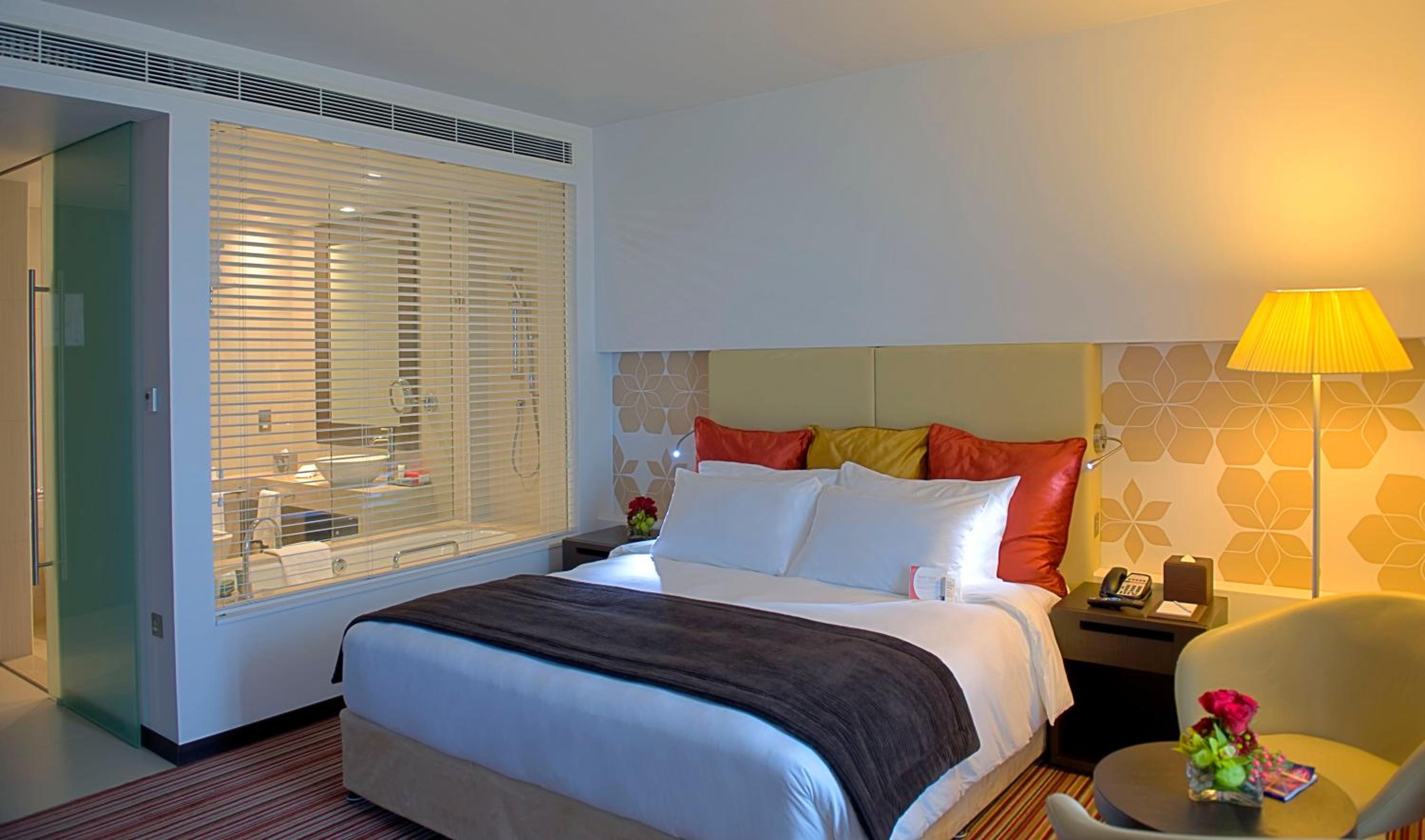 Standard King Room With City View - Smoking photo 3