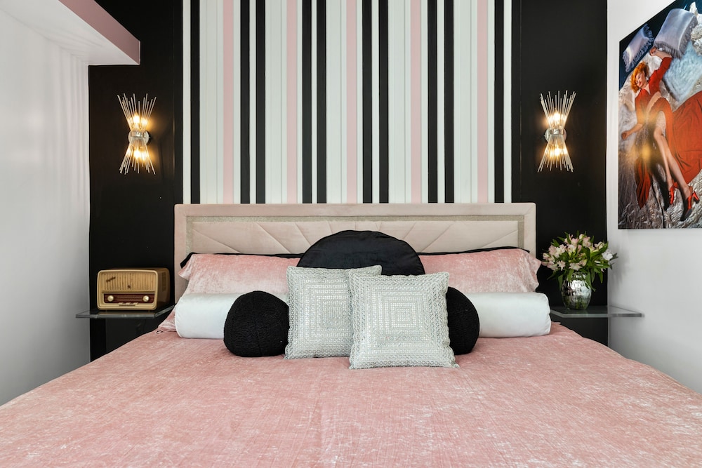 Design Room, 1 King Bed photo 1