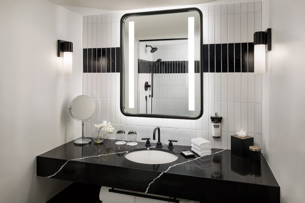 Room, 2 Queen Beds, Bathtub