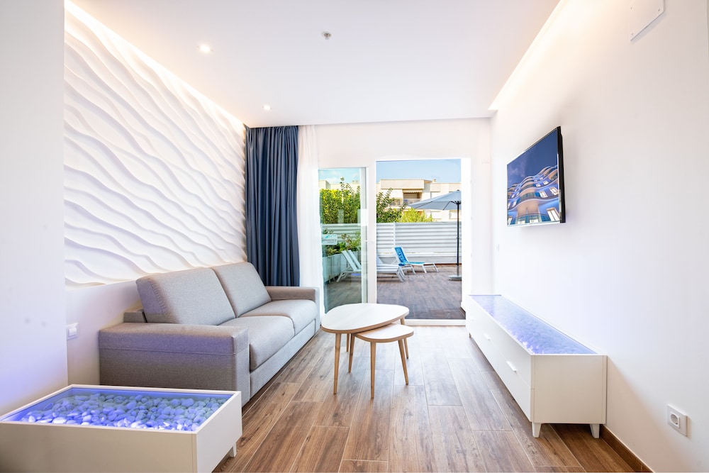 Apartment, 2 Bedrooms, Terrace, Ground Floor (Premium) - Photo 4