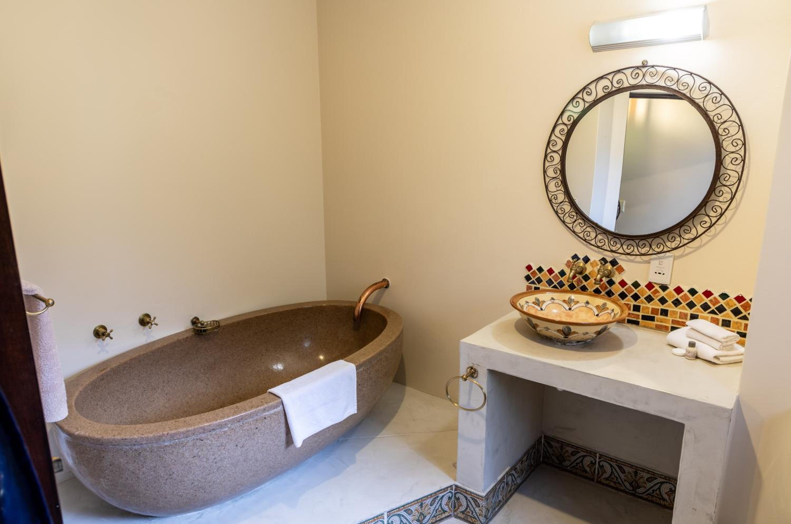 Deluxe Double or Twin Room with Mountain View - Photo 3