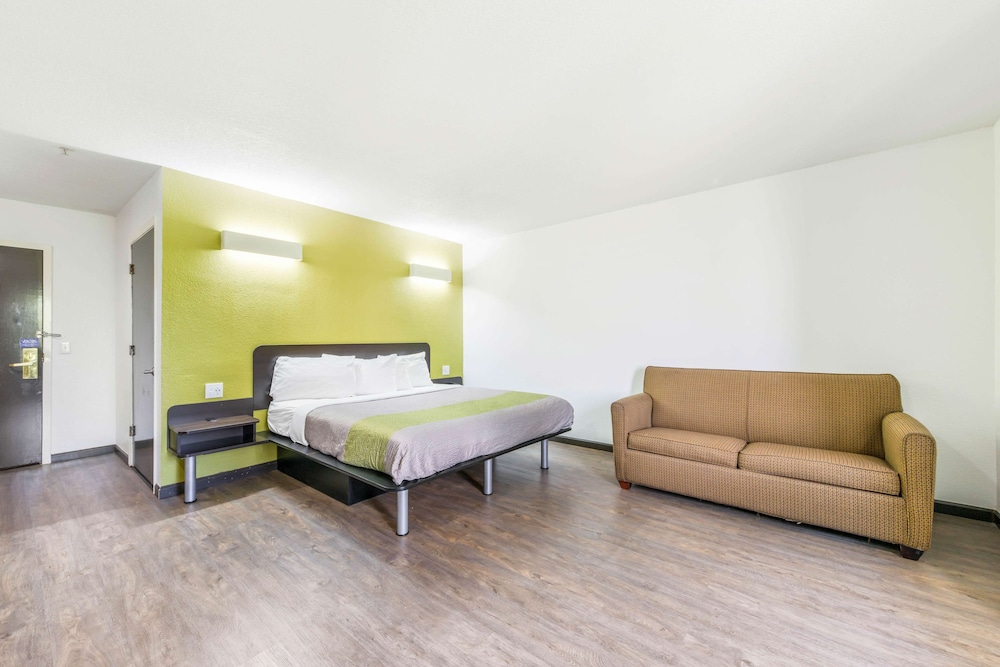 Standard Room, 1 Queen Bed, Non Smoking - Photo 8