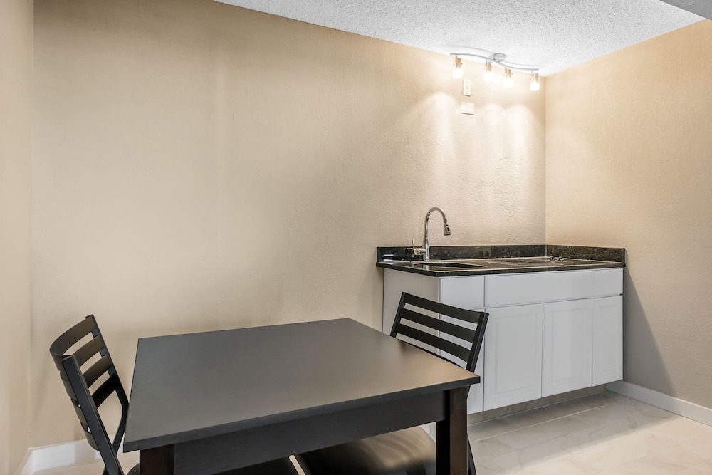 2 Double Beds, 2 Room Suite, Non Smoking photo 3