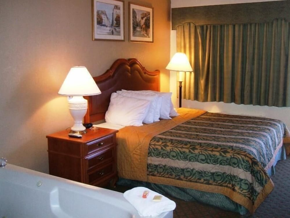 Deluxe Room, 1 King Bed, Jetted Tub photo 1