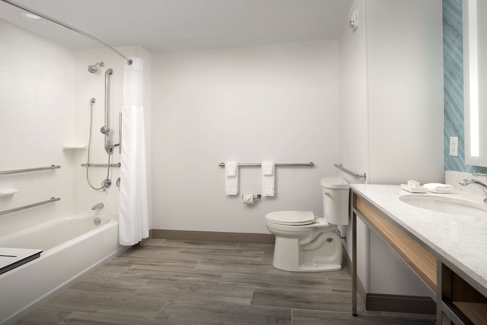 Deluxe Room, 1 King Bed, Accessible, Bathtub thumbnail 5