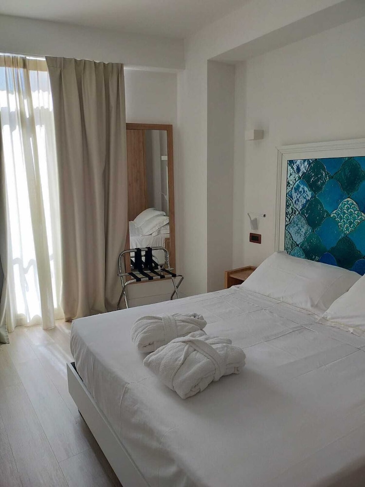 Deluxe Double or Twin Room, Balcony, Sea View - Photo 13