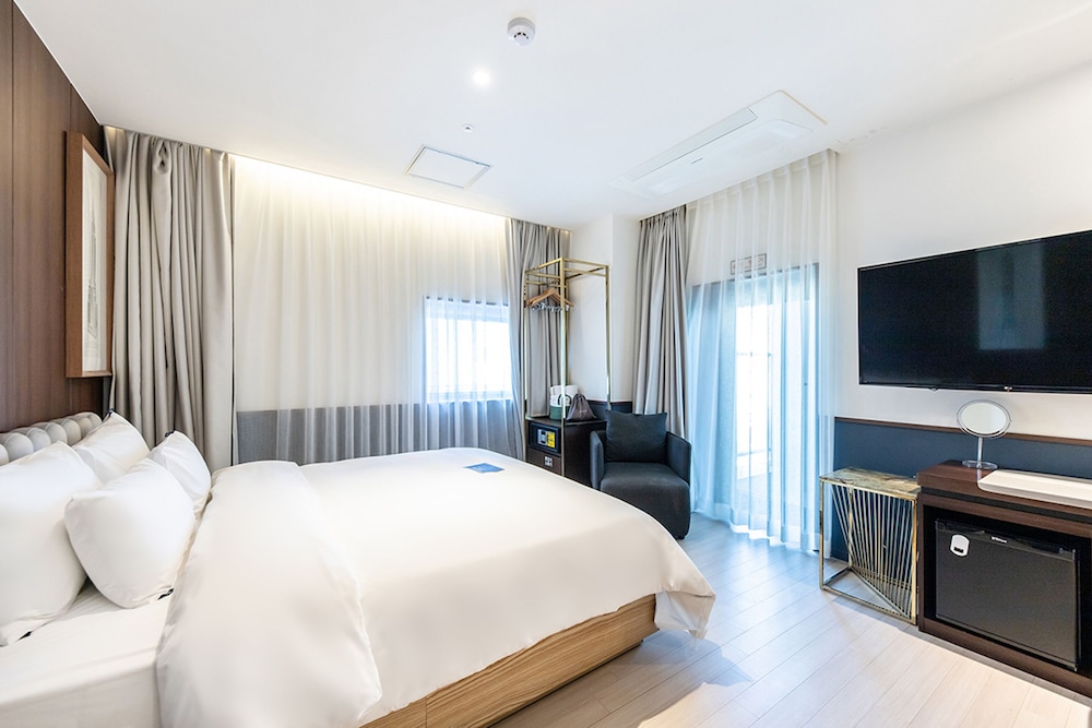 Deluxe Terrace Room - Breakfast Included, Unlimited Starbucks Coffee Bean, OTT Available photo 1