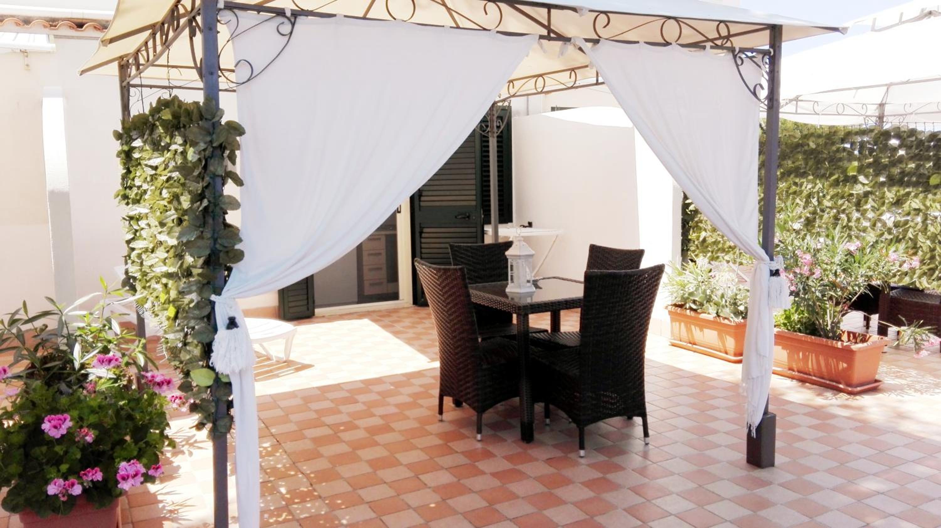 One-Bedroom Apartment with Terrace sea view