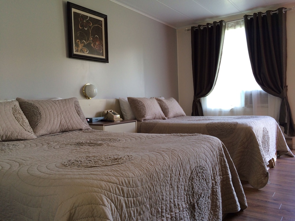 Family Room, 2 Double Beds, Kitchenette photo 2