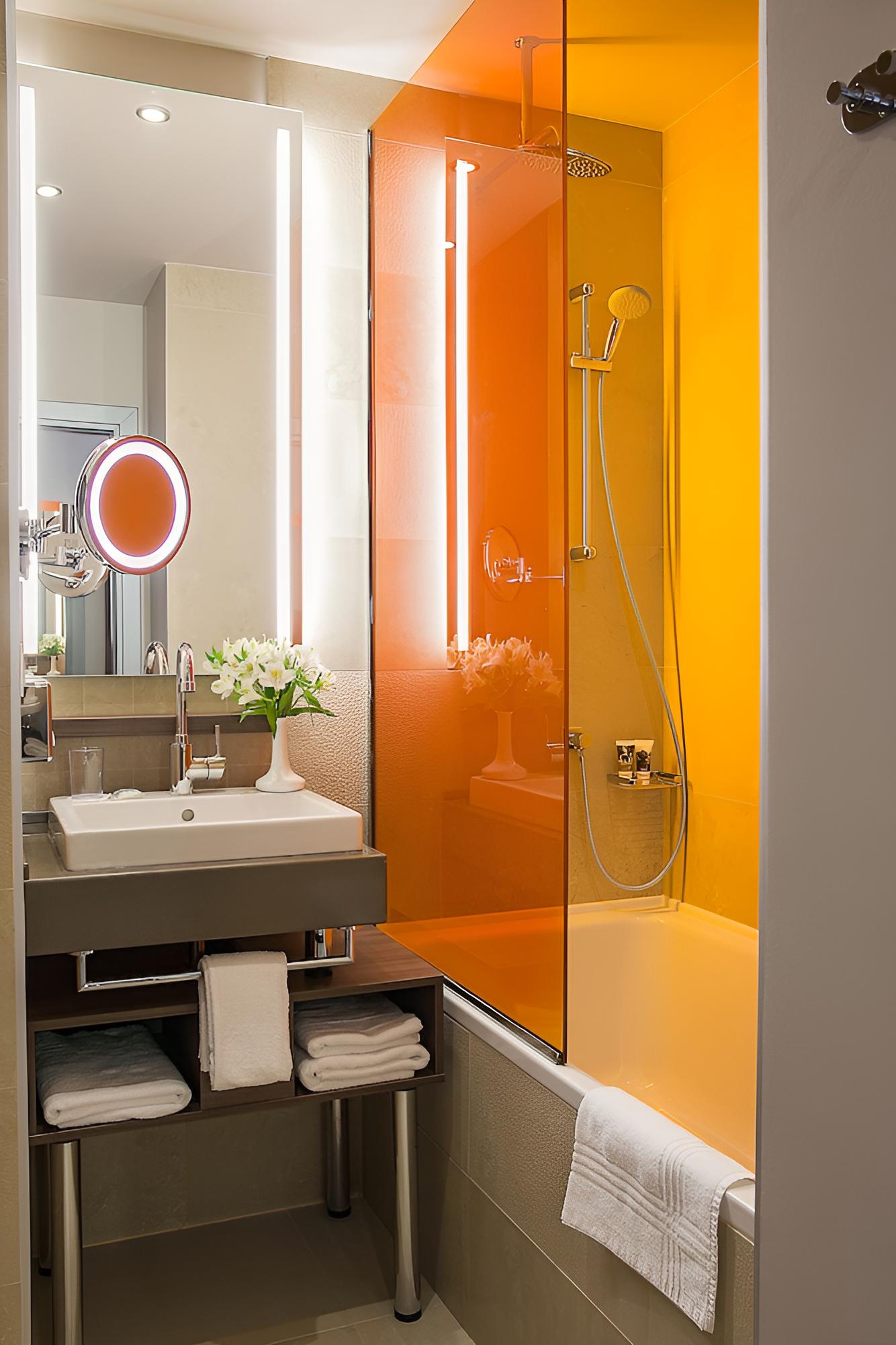 Deluxe Room, 1 Double Bed, Courtyard View