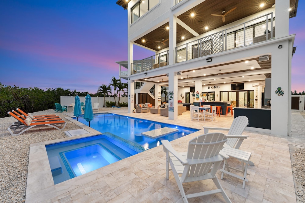 Luxury Seaside Escape ~ Heated Pool w Jacuzzi ~ Elevator ~ Dock ~ Scenic Views, Billede 64