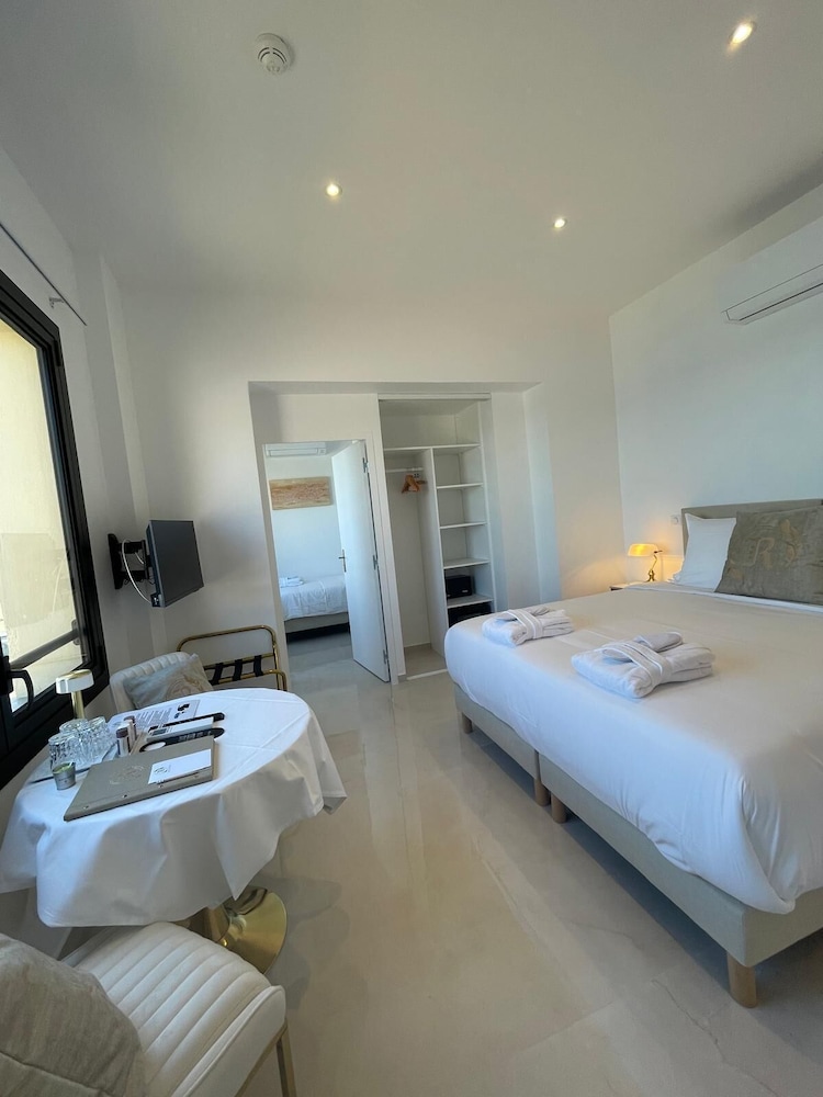 Deluxe Triple Room (La Rocabruna) photo 2