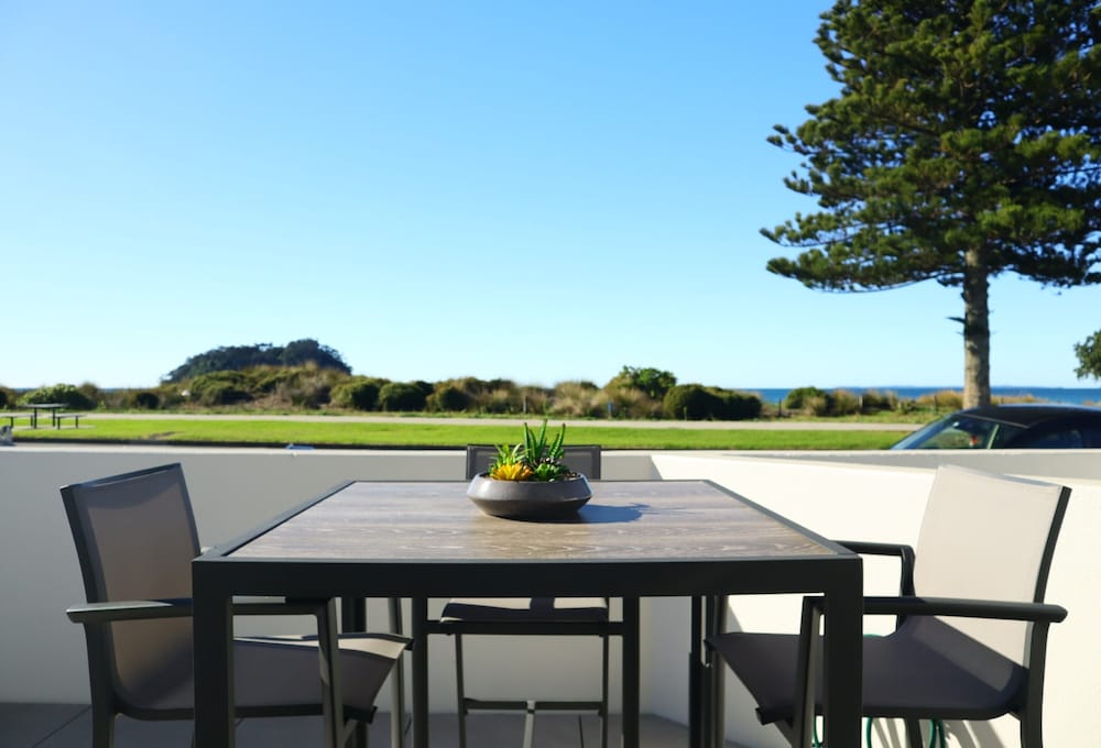 Beachfront 2 Bedroom Apartment, Poolside photo 1