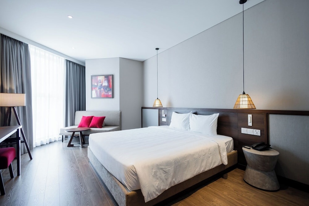 Premium Room, 1 King Bed, Partial Sea View, Sea Facing