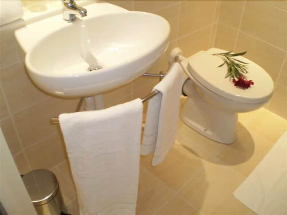 Standard Double Room - Photo 3