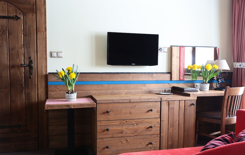 Room, 1 Bedroom, Ensuite, Slope side photo 1