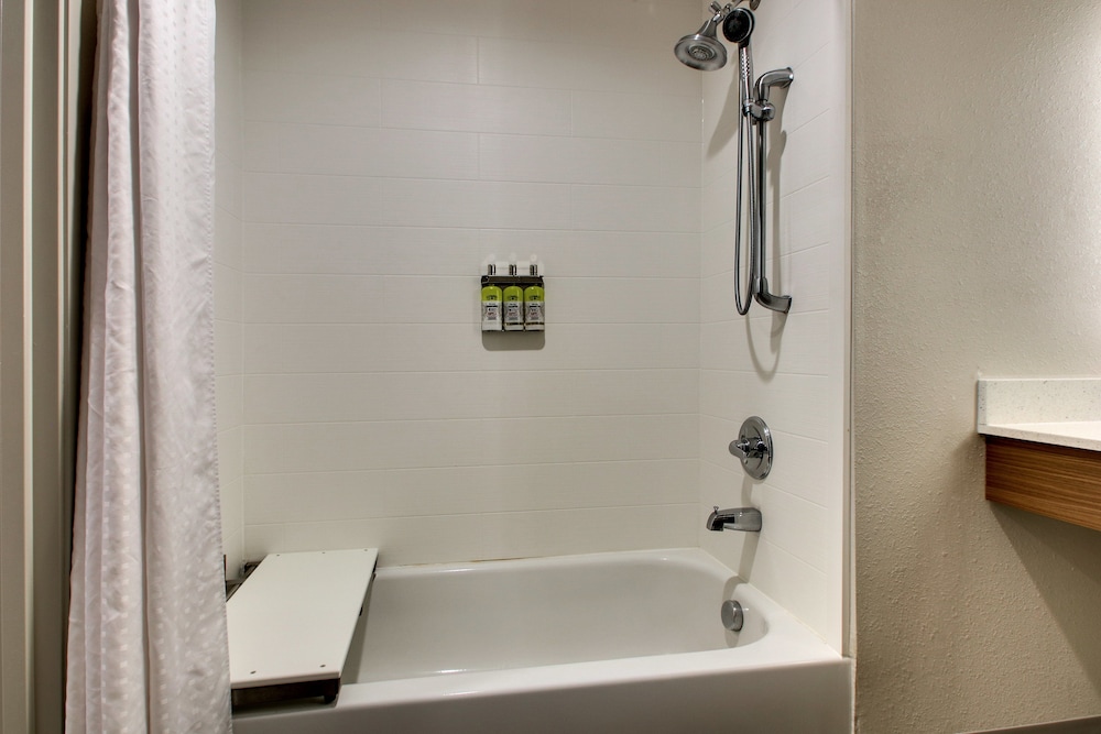 Standard Room, 1 Queen Bed, Accessible - Photo 3