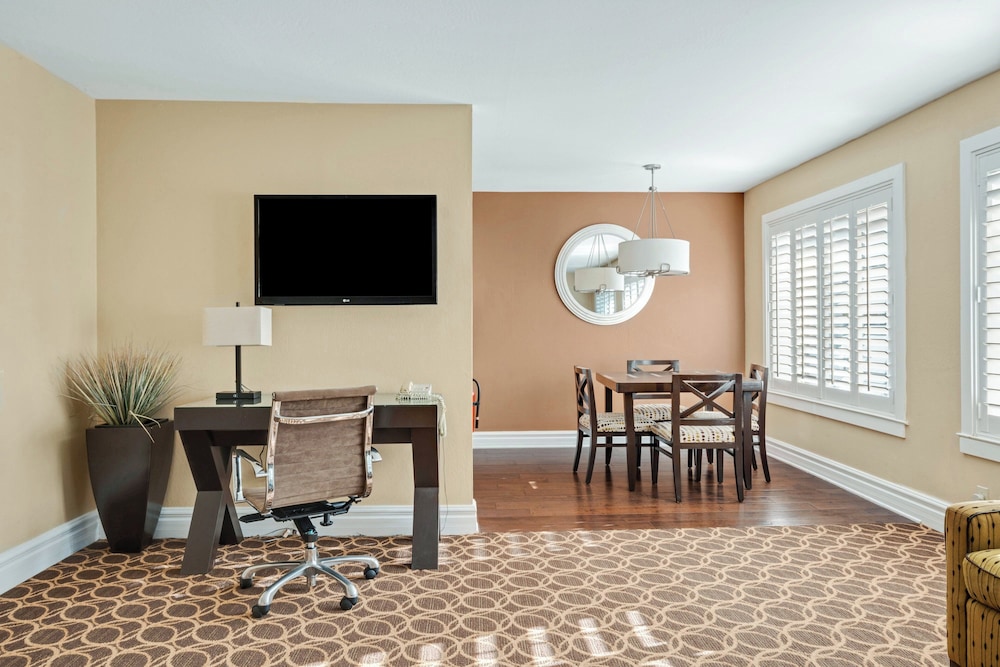 Suite, 1 Bedroom, Poolside (1 Queen) - Photo 6