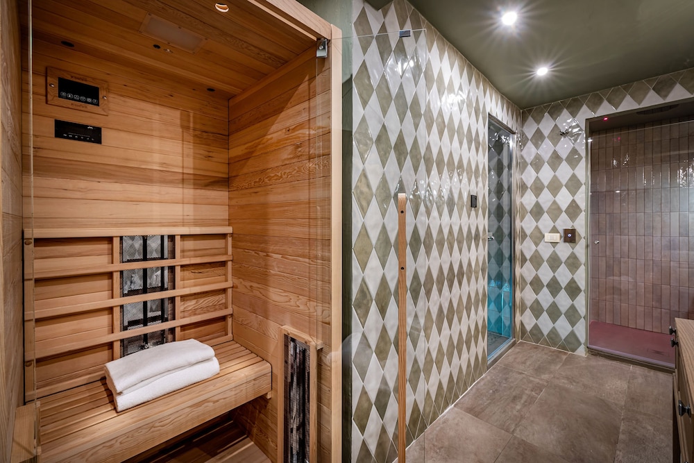 Executive Suite (Jacuzzi) - Photo 22