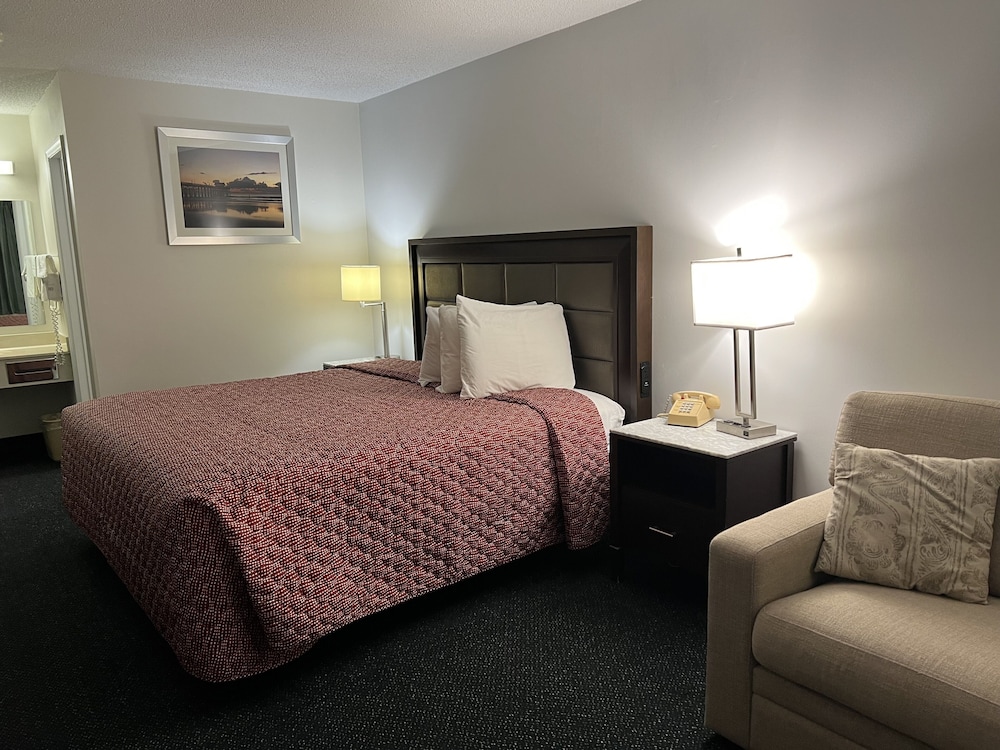 Economy Single Room, 1 King Bed, Accessible photo 1
