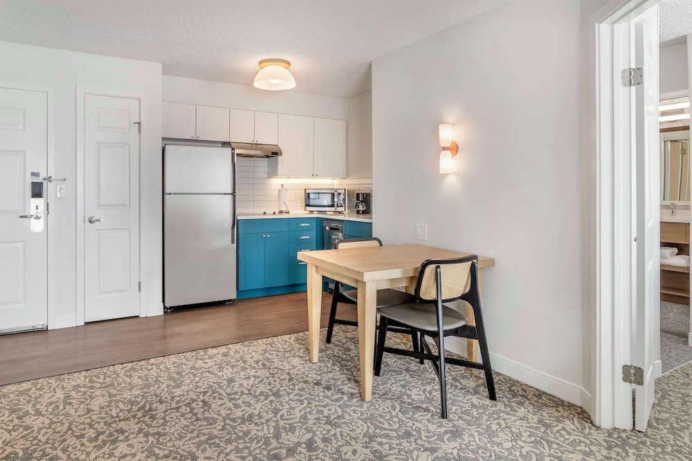 Suite, 1 Queen Bed with Sofa bed, Accessible (Hearing One Bedroom)