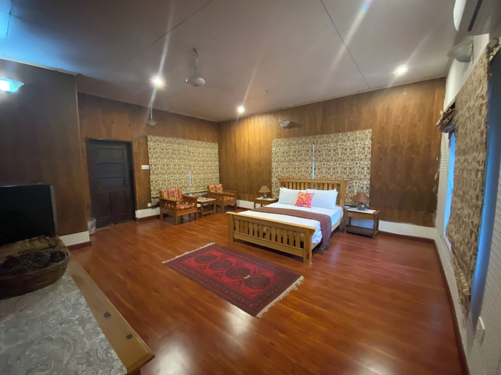 Deluxe Room, 1 Queen Bed, Accessible, Smoking
