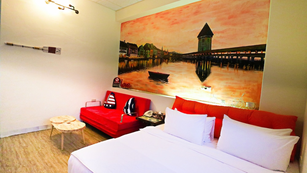 Honeymoon Room, 1 Queen Bed, Non Smoking photo 2